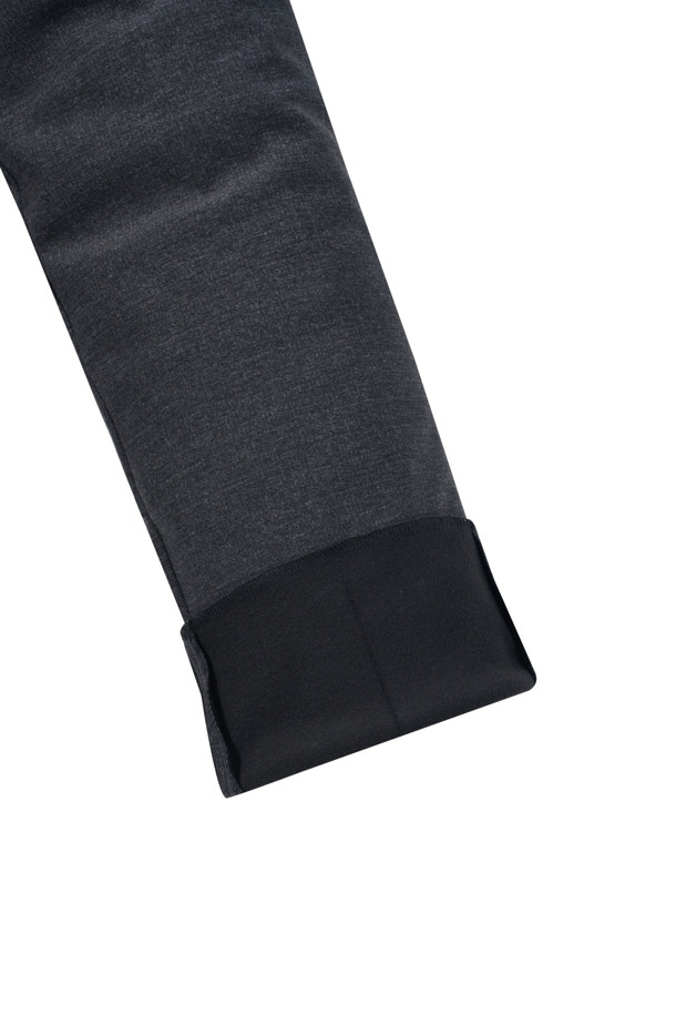 [매직팬츠] 마이크로 기모 본딩 팬츠는 겨울철 따뜻함과 스타일을 모두 잡은 바지입니다. 일상, 출근룩에 적합하며, 미니멀, 클래식, 캐주얼 스타일을 연출하기 좋습니다. 두꺼운 두께감의 기모 소재와 본딩 안감으로 뛰어난 보온성을 제공하며, 허리 안쪽 풀 밴딩으로 편안한 착용감을 선사합니다. 핏은 스트레이트, 하의 기장은 일반으로 제작되었으며, 신축성이 있어 활동성을 높였습니다. 비침 걱정 없이 따뜻하고 스타일리시하게 겨울을 보내세요.
