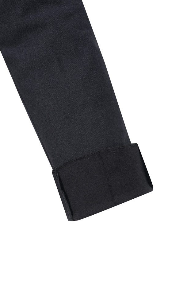 **[매직팬츠] 마이크로 기모 본딩 팬츠**는 부드러운 촉감과 따뜻함을 선사하는 겨울철 필수 아이템입니다. 밴딩 처리로 편안한 착용감을 제공하며, 스트레이트 핏으로 어떤 스타일에도 잘 어울립니다. 네이비 컬러의 무지 디자인은 미니멀, 클래식, 캐주얼 등 다양한 스타일을 연출하는 데 용이합니다. 두꺼운 두께감과 마이크로 기모 안감, 신축성 있는 소재로 제작되어 보온성과 활동성을 모두 갖췄습니다. 출근룩으로도 손색없는 활용도 높은 매직 팬츠입니다.
