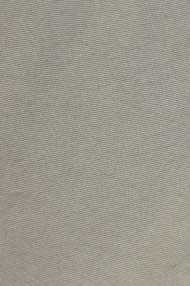 **솔리드 코튼 워싱 캐주얼 셔츠**는 부드러운 면 소재로 제작되어 편안한 착용감을 선사합니다. 가먼트 워싱 처리로 자연스러운 질감을 더했으며, 등판 등주름 디테일과 행거 루프 디테일로 포인트를 주었습니다. 옆구리 포인트 라벨과 레드 포인트 단추가 돋보이며, 톤 다운된 그레이 컬러로 어떤 스타일에도 쉽게 매치할 수 있습니다. 일상생활은 물론 가을 나들이룩으로 활용하기 좋은 캐주얼 셔츠입니다.
