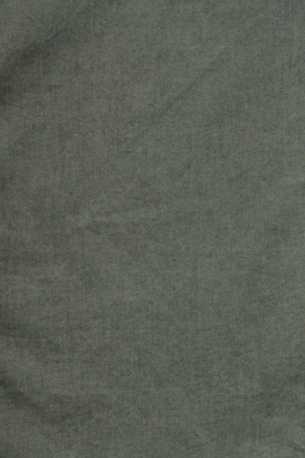 솔리드 코튼 워싱 캐주얼셔츠는 가을에 어울리는 캐주얼 스타일의 긴소매 셔츠입니다. 면 소재에 가먼트 워싱 처리를 하여 자연스러운 질감과 편안한 착용감을 선사합니다. 카키 색상의 무지 디자인으로, 등판 등 주름 디테일과 레드 포인트 단추가 은은한 포인트를 더합니다. 옆구리 포인트 라벨과 행거 루프 디테일로, 동네 마실룩이나 가을 나들이룩에 잘 어울리는 미니멀하고 클래식한 스타일을 완성합니다. 레귤러 핏으로 제작되어 편안하게 착용 가능합니다.
