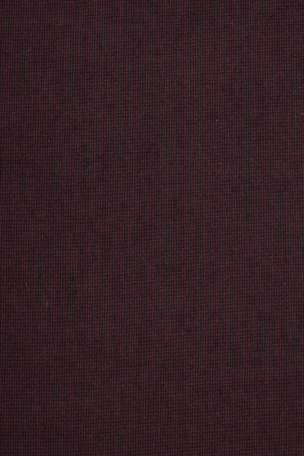 마이크로 코튼 캐주얼셔츠는 부드러운 촉감의 면 소재로 제작되어 겨울철 데일리웨어에 적합합니다. 베이직, 미니멀, 캐주얼 스타일을 모두 아우르는 디자인으로, 레귤러 핏과 엉덩이를 덮는 기장으로 편안한 착용감을 선사합니다. 브라운 컬러의 마이크로 패턴이 은은한 포인트를 주며, 넥고리 부분의 배색 디테일, 하단 시그니처 로고 장식으로 디자인의 완성도를 높였습니다. 버튼다운 네크라인과 긴 소매 디자인은 클래식한 분위기를 연출하며, 앞중심 하단 및 소매 단추의 레드 포인트가 돋보입니다. 신축성이 없고 비침이 없어 안정적인 착용이 가능합니다.
