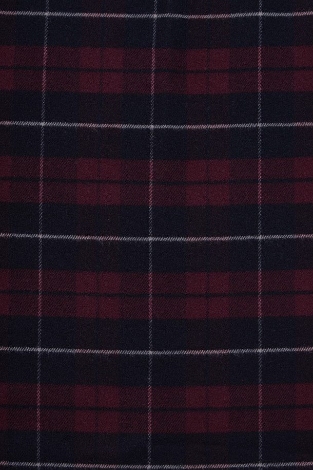 레드 멀티체크 캐주얼 셔츠는 겨울철 일상 및 가벼운 외출에 적합한 긴소매 셔츠입니다. 부드러운 폴리에스테르와 레이온 혼방 소재로 제작되어 편안한 착용감을 선사합니다. 레귤러핏으로 제작되었으며, 칼라 버튼다운 사양과 넥고리 배색 디테일, 옆구리 포인트 라벨, 레드 포인트 단추가 특징입니다. 체크 패턴과 레드 컬러가 어우러져 캐주얼하고 클래식한 스타일을 연출하며, 미니멀한 디자인으로 다양한 룩에 활용하기 좋습니다.
