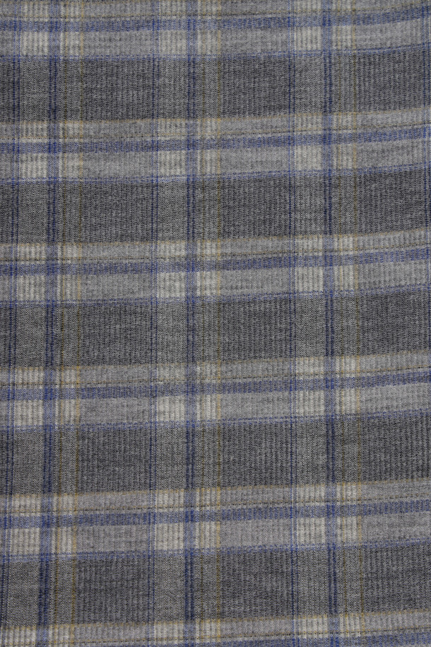 부드러운 코튜로이 소재와 따뜻한 감촉이 돋보이는 체크 코듀로이 캐주얼셔츠입니다. 겨울철 일상, 동네 마실, 카페 등 다양한 TPO에 활용하기 좋은 아이템입니다. 캐주얼, 클래식, 미니멀 스타일을 즐겨 입는 분들께 추천드립니다. 그레이 컬러의 레귤러핏 셔츠로, 가슴 포켓과 등판 등주름 디테일이 돋보입니다. 넥고리 및 소매 안쪽 배색으로 포인트를 더했으며, 신축성은 없지만 부드러운 촉감과 비침 없는 디자인으로 편안하게 착용할 수 있습니다.
