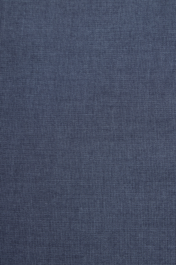 네이비 컬러의 레귤러핏 뱀부 블렌디드 드레스셔츠입니다. 뱀부 혼방 소재로 제작되어 부드러운 촉감을 선사하며, 가을 시즌에 적합합니다. 히든스냅 다운 칼라와 굴림 커프스단 2버튼 디자인으로 클래식한 무드를 연출합니다. 소취 기능의 데오도란트 테이프를 내장하여 쾌적하게 착용 가능하며, 왼쪽 가슴 주머니와 자수 포인트로 세련됨을 더했습니다. 오피스룩, 비즈니스 캐주얼, 출근룩 등 다양한 TPO에 활용하기 좋습니다.
