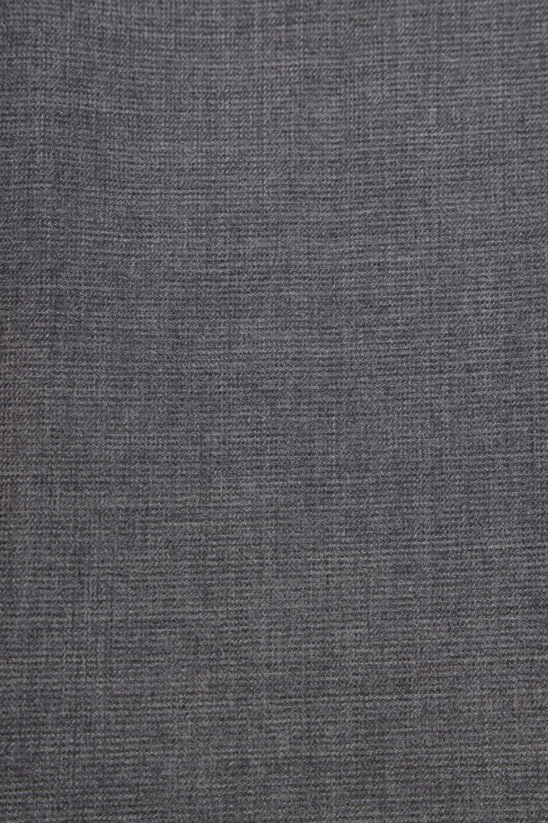 멜란지 컬러의 레귤러핏 뱀부 블렌디드 드레스셔츠입니다. 부드러운 촉감의 뱀부 혼방 소재로 제작되어 편안한 착용감을 선사하며, 일상, 오피스룩, 비즈니스 캐주얼, 모임룩 등 다양한 TPO에 활용하기 좋습니다. 클래식과 미니멀 스타일을 동시에 만족시키는 디자인으로, 가을 시즌에 적합합니다. 히든스냅 다운 네크라인과 긴소매, 마이크로 패턴, 왼쪽 가슴 주머니 디테일이 돋보이며, 굴림 커프스단 2버튼과 데오도란트 테이프를 적용하여 실용성을 더했습니다. 소취 기능과 보통의 신축성, 비침 없는 디자인으로 완성도를 높였습니다.
