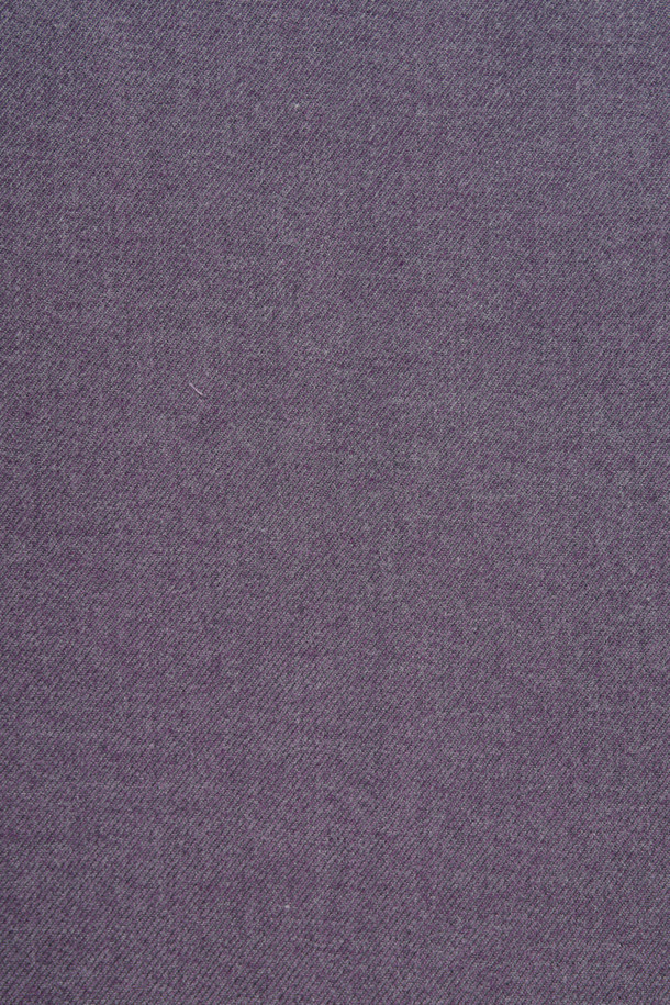 멜란지 컬러의 레귤러핏 소프트터치 드레스셔츠입니다. 부드러운 촉감의 레이온 기모 혼방 소재로 제작되어 가을 시즌에 적합하며, 클래식한 스타일을 연출합니다. 히든스냅 다운 네크라인과 긴 소매, 커프스단 2버튼 디테일이 특징이며, 왼쪽 가슴 주머니와 자수 포인트로 포인트를 더했습니다. 신축성은 보통이며 비침이 없어 편안하게 착용 가능합니다. 오피스룩, 비즈니스 캐주얼, 회의룩 등 다양한 TPO에 미니멀하고 클래식하게 활용하기 좋습니다.
