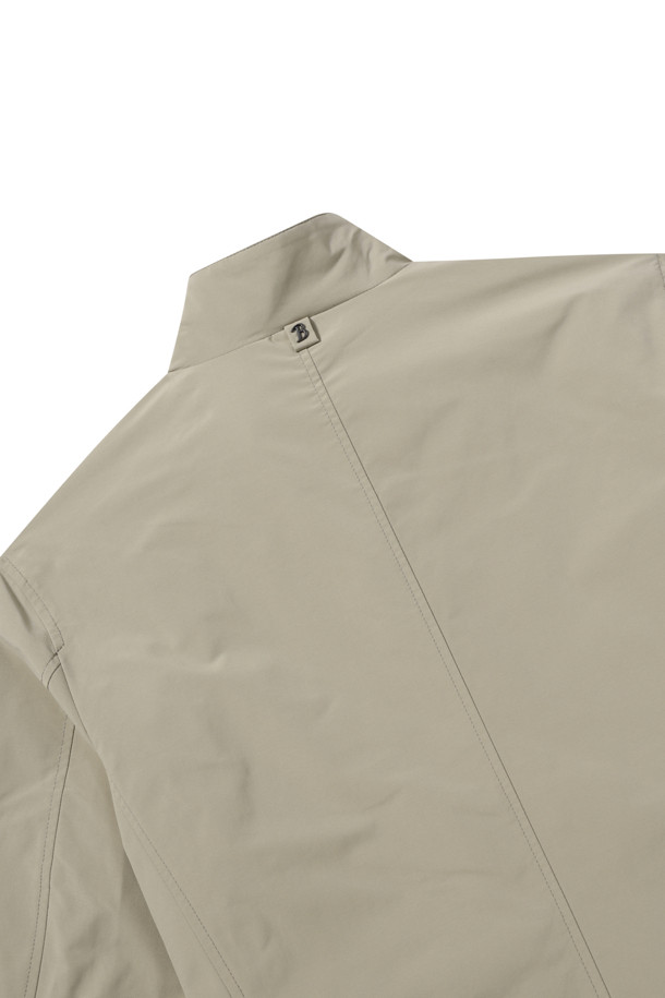 미니멀 해링턴 점퍼는 베이지 컬러의 폴리에스터 소재로 제작되어 부드러운 촉감을 선사합니다. 일상생활에서 편안하게 착용하기 좋으며, 가을 나들이룩이나 데이트룩 연출에 적합합니다. 레귤러핏으로 제작되었으며, 엉덩이 위 기장과 집업 여밈 방식이 특징입니다. 체크 패턴의 안감, 사선 사이드 포켓, 코듀로이 소매 안쪽 배색 디테일이 돋보이며, 전체 안감 처리를 통해 완성도를 높였습니다. 미니멀, 캐주얼, 클래식한 스타일을 모두 아우르는 디자인으로 다양한 코디에 활용할 수 있습니다.
