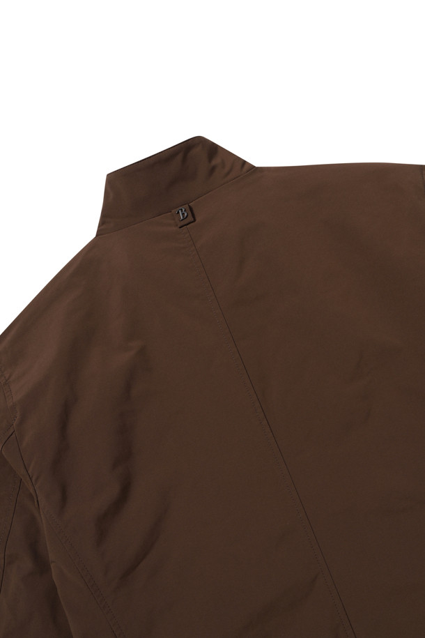 미니멀한 감각을 뽐내는 남성용 브라운 컬러의 해링턴 점퍼입니다. 가을에 어울리는 보통 두께감의 폴리에스테르 소재로 제작되었으며, 부드러운 촉감이 특징입니다. 엉덩이 위 기장으로, 체크 패턴과 레귤러핏이 미니멀하고 베이직한 스타일을 연출합니다. 집업 여밈 방식에 코듀로이 소매 안감 배색, 사선 사이드 포켓 디테일이 돋보입니다. 가을 나들이룩이나 데이트룩, 클래식, 미니멀, 캐주얼 스타일을 즐겨 입는 분들께 추천합니다.
