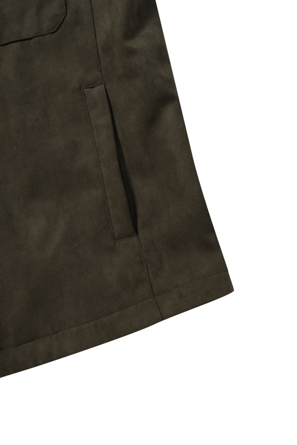 부드러운 스웨이드 소재의 남성용 트러커 재킷입니다. 가을 시즌, 캐주얼하고 클래식한 스타일을 연출하기에 좋습니다. 셔츠형 칼라와 가슴 절개 디테일, 포켓 디테일이 특징이며, 히든스냅 여밈 플라켓과 전체 안감으로 마감되었습니다. 레귤러핏으로 편안하게 착용 가능하며, 데이트룩 또는 가을 나들이룩에 적합합니다. 색상은 브라운이며, 무지 디자인으로 다양한 스타일에 매치하기 용이합니다.
