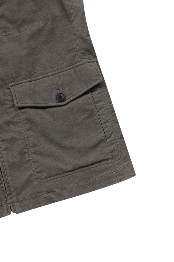 [코지] 몰스킨 워싱 자파리는 부드러운 촉감의 몰스킨 소재로 제작된 남성용 셔츠형 자파리입니다. 가을 시즌에 어울리는 엉덩이 기장의 캐주얼 재킷으로, 바이오 워싱 가공을 거쳐 자연스러운 멋을 더했습니다. 카키 컬러의 무지 디자인에 레귤러핏으로 제작되어 가을 나들이룩이나 데이트룩에 적합하며, 캐주얼, 클래식, 미니멀 스타일을 모두 소화할 수 있습니다. 멀티 포켓과 엘보우 패치, 전체 안감, 카치온다잉 등의 디테일이 돋보이며, 파이핑 여밈 방식으로 깔끔함을 더했습니다. 긴 소매 기장으로 포근한 착용감을 선사합니다.
