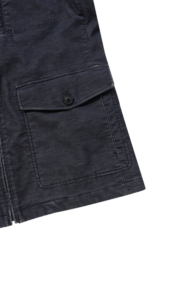 [코지] 몰스킨 워싱 자파리 는 부드러운 촉감의 몰스킨 소재로 제작된 남성용 자파리입니다. 가을 시즌에 어울리는 네이비 컬러의 무지 디자인으로, 캐주얼하고 미니멀한 스타일을 연출합니다. 엉덩이를 덮는 기장과 레귤러핏으로 편안하게 착용 가능하며, 셔츠형 칼라와 멀티 포켓 디테일이 특징입니다. 바이오워싱 가공을 거쳐 자연스러운 멋을 더했으며, 엘보우 패치와 전체 안감으로 내구성과 보온성을 높였습니다. 가을 나들이룩이나 겨울 데일리룩에 활용하기 좋으며, 다양한 스타일을 소화할 수 있습니다.
