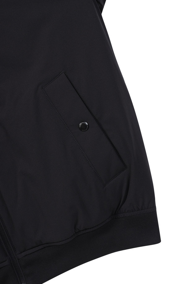 **[라이프 퍼포먼스] 심플 다운 점퍼**

일상과 스포츠 활동 모두에 적합한 [라이프 퍼포먼스] 심플 다운 점퍼는 남성용 겨울 아우터입니다. 블랙 색상의 무지 디자인으로 스포티하면서도 캐주얼한 스타일을 연출하며, 엉덩이 위 기장의 레귤러핏으로 편안하게 착용 가능합니다. 보온성과 신축성을 갖춘 두꺼운 두께의 다운 점퍼로, 스탠칼라와 라글란 소매, 니트 배색 소매단/밑단, B로고 와펜, 머스코비덕 다운 충전재(솜털:깃털=80:20) 등의 특징을 가지고 있습니다. 집업 스타일로 간편하게 여밀 수 있으며, 출근룩과 캠핑룩, 캐주얼, 스포티, 미니멀 스타일을 즐기는 분들께 추천합니다.
