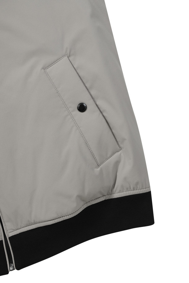 **[라이프 퍼포먼스] 심플 다운 점퍼**

쌀쌀한 겨울 날씨에도 따뜻하고 스타일리시하게 연출할 수 있는 [라이프 퍼포먼스] 심플 다운 점퍼입니다. 엉덩이를 덮는 기장과 레귤러핏으로 제작되어 편안한 착용감을 선사하며, 스포티와 캐주얼 무드를 동시에 낼 수 있습니다. 스탠 칼라, 라글란 소매, B로고 와펜 디테일이 돋보이며, 니트 배색 소매단과 밑단이 포인트를 더합니다. 머스코비덕 다운 충전재(솜털:깃털=80:20)와 두꺼운 두께감으로 뛰어난 보온성을 제공하며, 신축성 있는 소재로 활동성을 높였습니다. 출근룩, 여행룩 등 다양한 TPO에 활용 가능하며, 심플하고 미니멀한 스타일을 즐기는 분들께 추천합니다.
