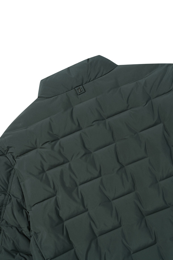 [밸런스다운] 튜브 숏기장 점퍼는 추운 겨울철, 출근룩에 미니멀, 클래식, 캐주얼 스타일을 더해줄 아우터입니다. 매트한 촉감의 폴리에스테르 소재로 제작되었으며, 숏 기장과 레귤러핏으로 편안한 착용감을 선사합니다. 그린 컬러의 무지 디자인에 스탠 칼라, 튜브 접착 방식, 덕다운 충전재(솜털:깃털=80:20)를 사용하여 보온성과 방풍 기능을 강화했습니다. 지퍼형 여밈 방식과 사이드 지퍼 포켓, 소매 안쪽 니트 배색 디테일로 실용성을 높인 숏 점퍼입니다.
