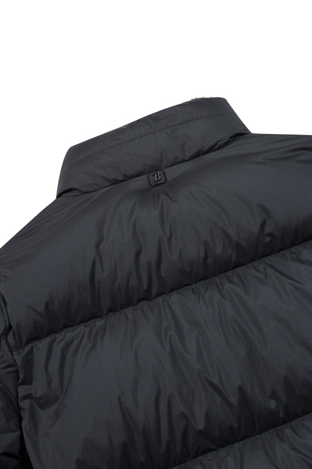 [에어다운] 칼라 FUR 다운 점퍼는 추운 겨울에도 따뜻하고 스타일리시하게 연출할 수 있는 아우터입니다. 블랙 컬러의 무지 디자인으로 어떤 룩에도 잘 어울리며, 캐주얼, 미니멀, 클래식 스타일을 모두 소화할 수 있습니다. 엉덩이 위 기장의 레귤러 핏으로 편안하게 착용 가능하며, 탈부착 가능한 칼라 렉스 퍼가 고급스러움을 더합니다. 머스코비덕 다운 충전재(솜털:깃털=80:20)와 발수, 경량 기능으로 보온성과 활동성을 모두 갖췄으며, 겨울 데일리룩, 산책룩, 여행룩에 적합합니다.
