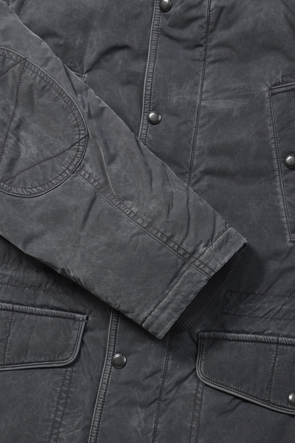 네이비 컬러의 남성용 피그먼트 워싱 다운 사파리입니다. 겨울철 보온과 방풍 기능을 갖춘 두꺼운 두께의 아우터로, 캐주얼, 미니멀, 클래식 스타일을 연출하기 좋습니다. 허리 스트링과 니트 소매 배색, 가슴 포켓, B로고 와펜 등의 디테일이 돋보이며, 머스코비덕 다운 충전재(솜털:깃털=80:20)를 사용하여 보온성을 높였습니다. 피그먼트 워싱 가공으로 특유의 은은한 멋을 더했고, 지퍼와 스냅으로 여밈 방식을 갖춰 편안하게 착용 가능합니다. 출근룩과 여행룩 모두 활용할 수 있는 실용적인 아이템입니다.
