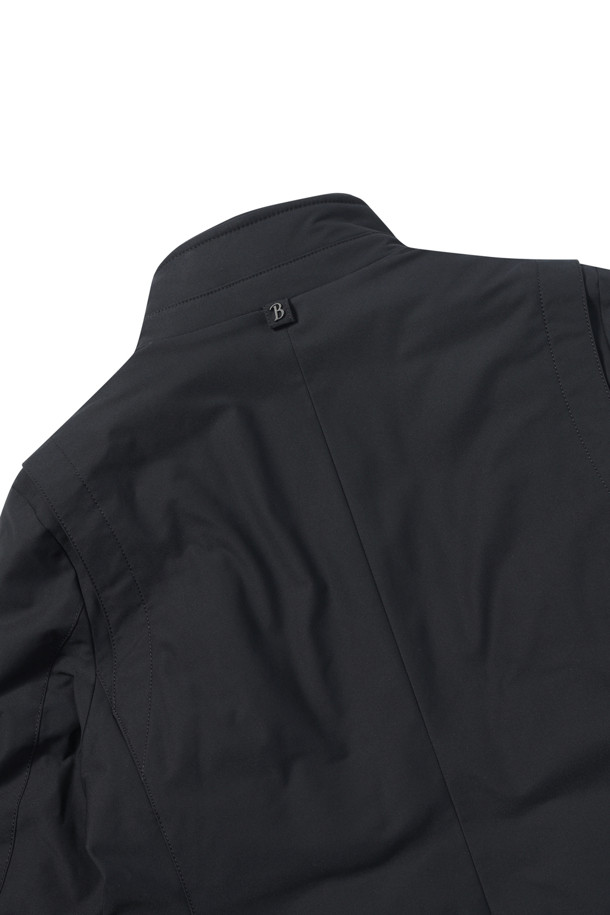 [브릿지포트] 비즈 다운 자파리는 비즈니스와 미니멀 스타일을 추구하는 남성을 위한 겨울철 필수 아이템입니다. 엉덩이를 덮는 기장의 레귤러핏 다운 점퍼로, 블랙 컬러의 무지 디자인이 세련된 느낌을 선사합니다. 방풍 기능과 보온성을 갖춘 두꺼운 폴리에스테르 소재로 제작되었으며, 탈부착 가능한 바람막이, 칼라 와이어, 니트 배색 칼라 등의 디테일이 돋보입니다. 머스코비덕 다운 충전재(솜털:깃털=80:20)를 사용하여 뛰어난 보온성을 제공하며, 지퍼와 단추로 여밀 수 있습니다. 출근룩과 비즈니스 캐주얼에 적합한 스타일을 연출해보세요.
