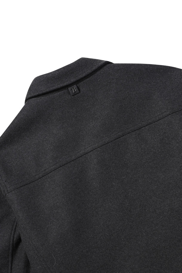 [셀렉션] 컴포트 심플 트러커는 초겨울 일상, 모임, 출근룩에 적합한 고급스러운 스타일의 트러커 재킷입니다. 엉덩이 위 기장의 레귤러핏으로 제작되었으며, 셔츠 칼라와 전면 노출 지퍼로 세련된 디자인을 연출합니다. 부드러운 촉감의 폴리에스테르, 울 혼방 소재에 다이아퀼팅 안감과 바이린 SV 충전재를 사용하여 보온성을 높였습니다. 약간 두꺼운 두께감과 긴 소매 기장으로 편안하게 착용 가능하며, 신축성 있는 소재로 활동성을 더했습니다. 무지 패턴으로 어떤 스타일에도 잘 어울리는 클래식하고 미니멀한 매력을 선사합니다.
