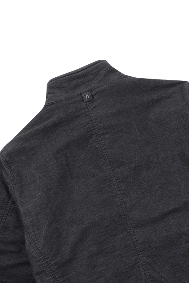 [셀렉션] 니트 배색 몰스킨 블루종은 초겨울, 출근룩과 비즈니스 캐주얼에 어울리는 클래식하고 고급스러운 스타일의 블루종입니다. 몰스킨과 울 혼방 소재로 제작되어 약간 두꺼운 두께감과 부드러운 촉감을 선사하며, 레귤러핏으로 편안하게 착용 가능합니다. 스탠칼라와 칼라 와이어 내장, 니트 배색 디자인이 특징이며, 엉덩이 위 기장으로 세련된 실루엣을 연출합니다. 다이아퀼팅 안감과 바이린 SV 충전재, 가먼트워싱 가공으로 보온성과 퀄리티를 높였습니다. 지퍼와 단추로 여밈 방식을 선택할 수 있으며, 캐주얼하고 미니멀한 스타일 연출에 적합합니다.
