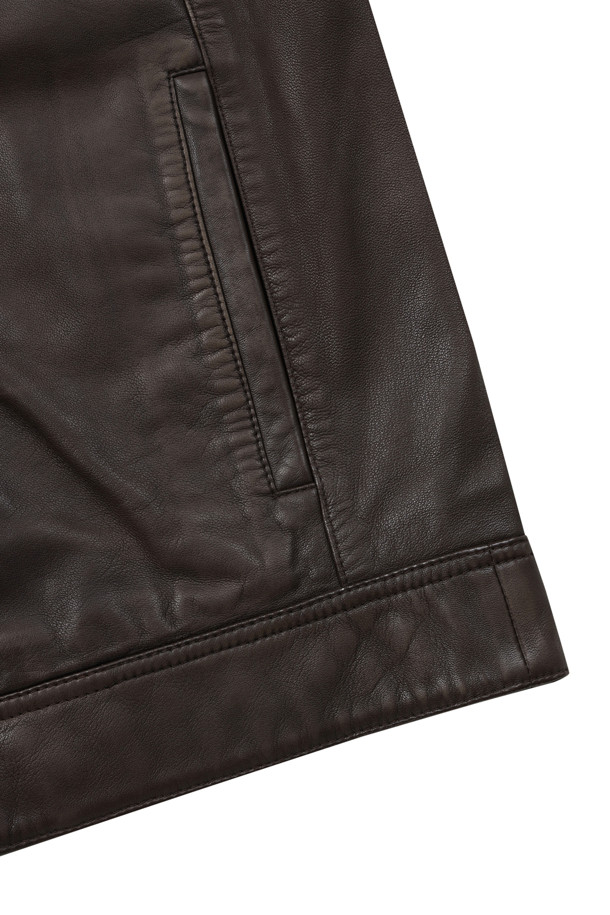 [볼더레더] 세미베지터블 양가죽 트러커는 가을 시즌, 캐주얼하고 빈티지한 스타일을 연출하기에 완벽한 아우터입니다. 부드러운 세미 베지터블 천연 양가죽과 가먼트워싱, 효소 처리 기법으로 제작되어 은은한 광택과 자연스러운 질감을 자랑합니다. 엉덩이 위 기장의 레귤러핏으로 편안하며, 가슴 포켓 장식과 전면 노출 지퍼 디테일이 돋보입니다. 뒷 넥 부분의 브랜드 라벨 가죽 디테일은 고급스러움을 더하며, 데이트룩이나 가을 나들이룩에 잘 어울리는 스타일입니다.
