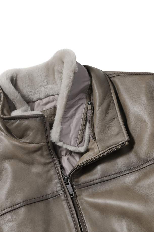 FUR 칼라 양가죽 다운 점퍼는 클래식한 무드의 겨울 데일리룩을 위한 아우터입니다. 부드러운 양가죽 소재로 제작되어 고급스러운 촉감을 선사하며, 탈부착 가능한 양털 칼라로 포인트를 더했습니다. 구스다운 충전재(솜털:깃털=80:20)와 두꺼운 두께감으로 뛰어난 보온성을 제공하며, 오일 브러쉬 가공으로 은은한 광택을 더했습니다. 스모킹 처리된 밑단과 소매단, 히든 자석 탈부착 방식, 그리고 레귤러핏으로 디자인되어 미니멀하면서도 세련된 스타일을 연출합니다.
