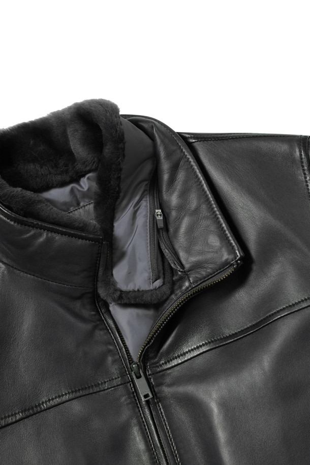 FUR(퍼) 칼라 양가죽 다운 점퍼는 겨울철 데일리룩에 적합한 베이직 스타일의 점퍼입니다. 부드러운 촉감의 양가죽 소재로 제작되었으며, 엉덩이 위 기장의 레귤러 핏으로 편안하게 착용 가능합니다. 탈부착 가능한 양털 칼라 FUR(퍼)가 있어 다양한 스타일을 연출할 수 있으며, 히든 자석으로 간편하게 여밀 수 있습니다. 구스다운 충전재(솜털:깃털=80:20)와 밑단 및 소매단 스모킹 처리, 오일 브러쉬 가공으로 보온성과 흡습 기능까지 갖춘 실용적인 제품입니다. 블랙 색상으로 클래식하고 미니멀한 매력을 더했습니다.
