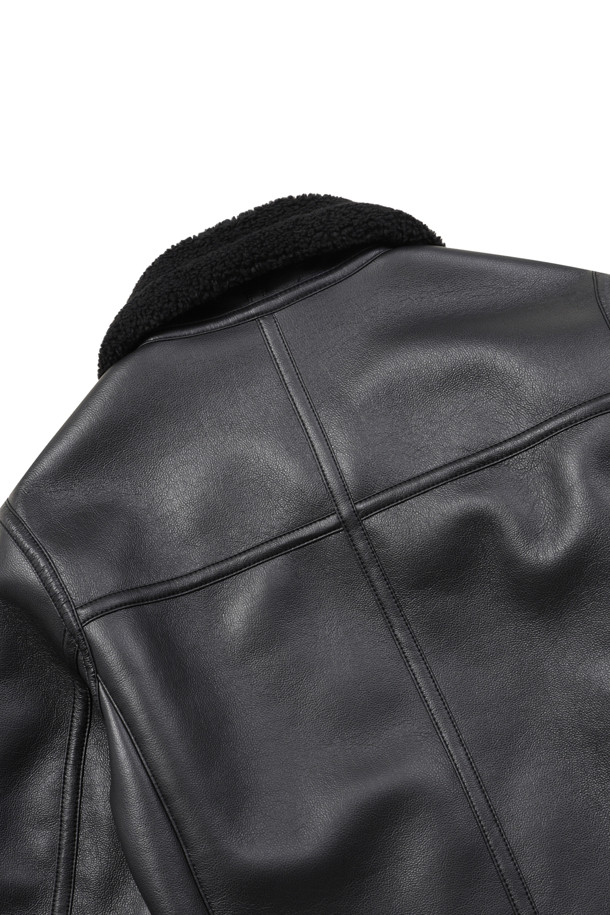 [브리스톨] 마초클래식 무스탕은 부드러운 비건 가죽 소재와 두꺼운 두께감으로 겨울철 따뜻함을 선사하는 남성용 무스탕입니다. 클래식과 캐주얼 스타일을 모두 아우르는 디자인으로, 엉덩이 위 기장의 레귤러핏이 편안한 착용감을 제공합니다. 안감은 폴리 양모로 제작되어 보온성을 높였으며, 집업 스타일로 간편하게 착용할 수 있습니다. 소프트한 엠보 퀄리티와 봉제선 비건 레더 테이핑 처리, 칼라 이면 비조 장식이 디테일을 더하며, 오염에 강하고 가벼운 착용감을 자랑합니다. 겨울 데일리룩, 데이트룩, 모임룩 등 다양한 TPO에 활용 가능한 머스트 해브 아이템입니다.
