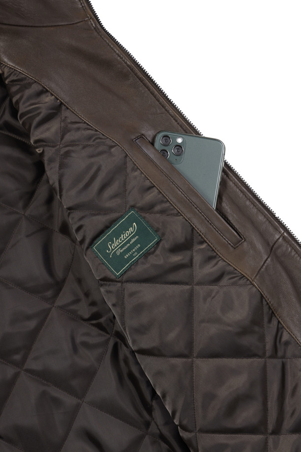 [셀렉션] 세미베지터블 양가죽 점퍼는 초겨울, 클래식, 빈티지, 캐주얼 스타일을 아우르는 남성용 아우터입니다. 부드러운 감촉의 양가죽 소재에 엉덩이 위 기장의 레귤러핏으로 편안한 착용감을 선사합니다. 브라운 컬러의 무지 디자인에 가먼트워싱, 효소 처리, 부분 스티치 디테일, 하단 포켓 장식 등의 특징을 더해 고급스러움을 강조했습니다. 솜 안감과 약간 두꺼운 두께감으로 보온성을 높였으며, 겨울 데일리룩, 데이트룩, 모임룩 등 다양한 TPO에 활용하기 좋습니다. 지퍼 여밈 방식과 긴 소매 기장으로 안정적인 착용감을 제공합니다.
