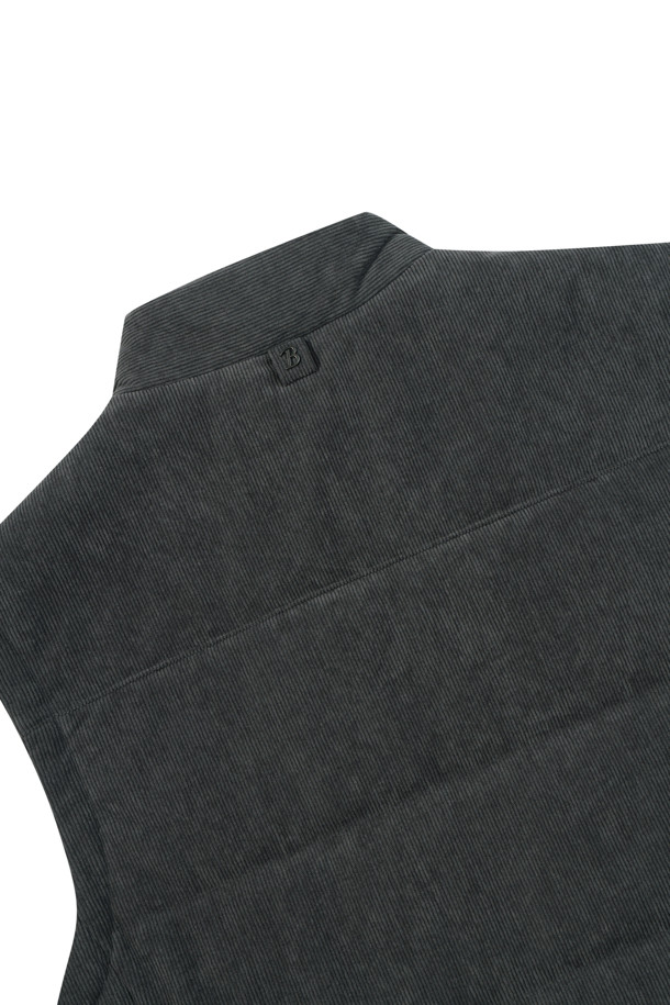 [코지] 코듀로이 베스트는 초겨울, 출근룩에 어울리는 베이직하고 캐주얼한 스타일의 베스트입니다. 엉덩이 위 기장의 레귤러핏으로, 반달 모양의 네크라인과 전면 노출 지퍼가 특징입니다. 블랙 컬러의 폴리에스터 코듀로이 소재에 퀼팅 패턴으로 포인트를 주었으며, 약간 두꺼운 두께감과 3M 신슐레이트 안감으로 보온성을 높였습니다. 사이드 스냅 포켓과 뒷넥 라벨판 체크 배색 디테일, 약간의 신축성이 있어 편안하게 착용 가능합니다.
