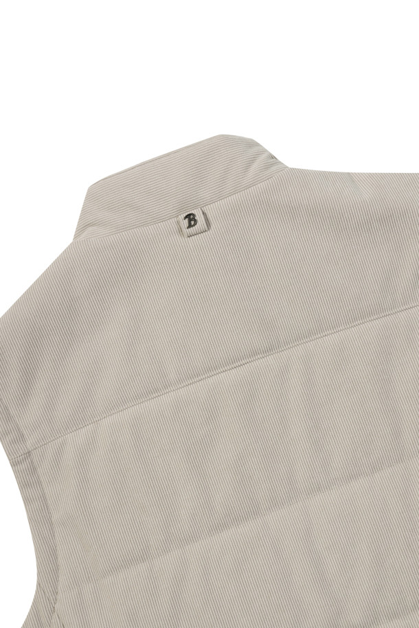 [코지] 코듀로이 베스트는 초겨울, 출근룩과 산책룩에 모두 잘 어울리는 베이직 스타일의 레귤러핏 베스트입니다. 3M 신슐레이트 충전재를 사용하여 보온성을 높였으며, 약간 두꺼운 두께감으로 포근하게 착용할 수 있습니다. 부드러운 코듀로이 소재와 엉덩이 위 기장의 디자인, 반달 모양 넥 디자인이 특징입니다. 지퍼형 여밈 방식과 스냅 여밈 사이드 포켓으로 실용성을 더했으며, 뒷넥 라벨판 체크 배색으로 포인트를 주었습니다. 그레이 컬러로 클래식, 미니멀, 캐주얼 등 다양한 스타일에 매치하기 좋습니다.
