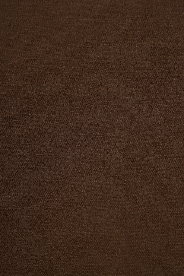 [라이프 퍼포먼스] 소매 배색 워셔블 라운드넥 스웨터는 부드러운 레이온 소재와 레귤러핏으로 편안한 착용감을 선사합니다. 가을과 초겨울에 적합하며, 스포티한 스타일을 연출하기 좋습니다. 소매 배색 디테일과 좌측 소매 와펜, 오렌지 라벨이 디자인의 포인트를 더합니다. 워셔블 기능과 뛰어난 신축성으로 실용성을 높였으며, 비침 걱정 없이 착용할 수 있습니다. 라운드넥 디자인의 무지 스웨터로, 캐주얼, 미니멀, 스포티한 스타일 모두 소화 가능합니다.
