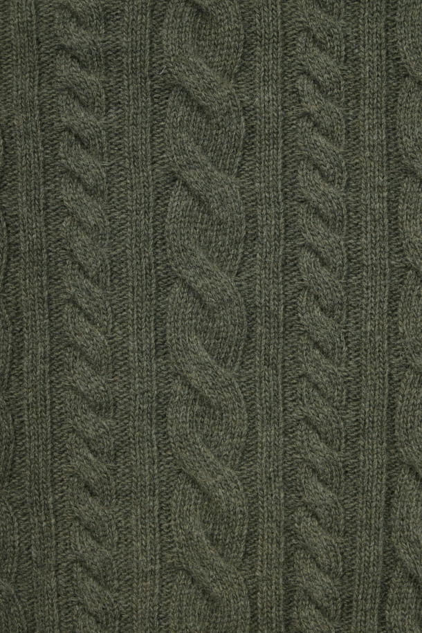 **울100 케이블 집업 가디건**은 초겨울부터 겨울까지 따뜻하게 입을 수 있는 남성용 상의입니다. 부드러운 촉감의 울 100% 소재로 제작되었으며, 레귤러 핏과 두꺼운 두께로 포근함을 더합니다. 그린과 투톤 컬러로 세련된 느낌을 주며, 케이블 패턴과 긴 소매 디자인이 특징입니다. 밑단 및 소매단 립 처리와 좌측 포켓 스웨이드 와펜 디테일이 돋보이며, 지퍼 여밈 방식으로 편안하게 착용 가능합니다. 일상, 모임, 데이트 등 다양한 TPO (Time, Place, Occasion) 에 맞춰 클래식, 미니멀, 캐주얼 스타일을 연출할 수 있는 활용도 높은 아이템입니다.
