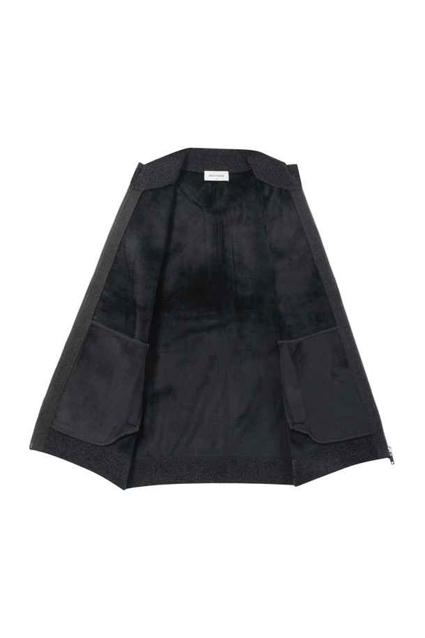 쌀쌀한 날씨에 따뜻하게 몸을 감싸줄 웨일 조직 융본딩 집업 가디건입니다. 부드러운 촉감의 니트 소재와 두꺼운 두께감으로 초겨울부터 겨울까지 포근하게 착용 가능합니다. 레귤러핏으로 제작되어 편안한 착용감을 선사하며, 지퍼 여밈과 사이드 포켓, 스웨이드 와펜 장식이 포인트입니다. 출근룩, 모임룩 등 다양한 TPO에 클래식, 미니멀, 캐주얼 스타일로 활용하기 좋으며 비침 걱정 없이 따뜻하고 스타일리시하게 연출할 수 있습니다. 신축성이 좋아 활동성 또한 보장합니다.
