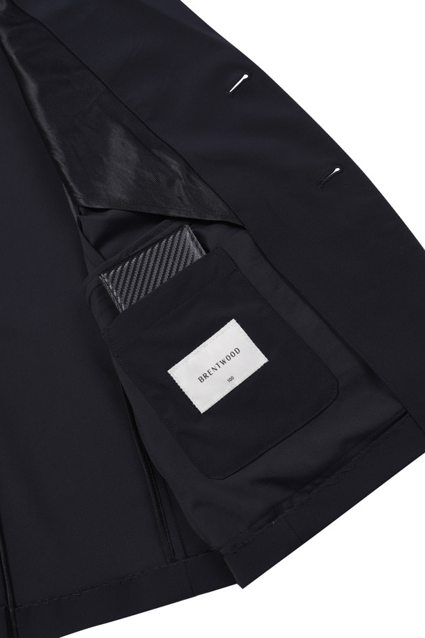 [아주편한] 온라인 익스클루시브 워셔블 아편 수트 재킷은 남성 고객을 위한 모던하고 미니멀한 스타일의 수트 재킷입니다. 블랙 컬러, 레귤러 기장의 싱글 버튼 디자인으로, 일상과 비즈니스 모두 활용 가능합니다. 뛰어난 스트레치성과 구김 방지 기능, 생활 방수 기능을 갖춘 트리코트 소재로 제작되어 여름에도 시원하고 편안하게 착용할 수 있습니다. 어깨 패드가 없고, 트리코트 메쉬 안감을 사용하여 통기성을 높였으며, 슬림핏과 릴랙스핏 두 가지 핏으로 출시되어 폭넓은 선택지를 제공합니다. 오피스룩, 비즈니스 캐주얼, 회의룩 등 다양한 TPO에 맞춰 시크하게 연출해보세요.
