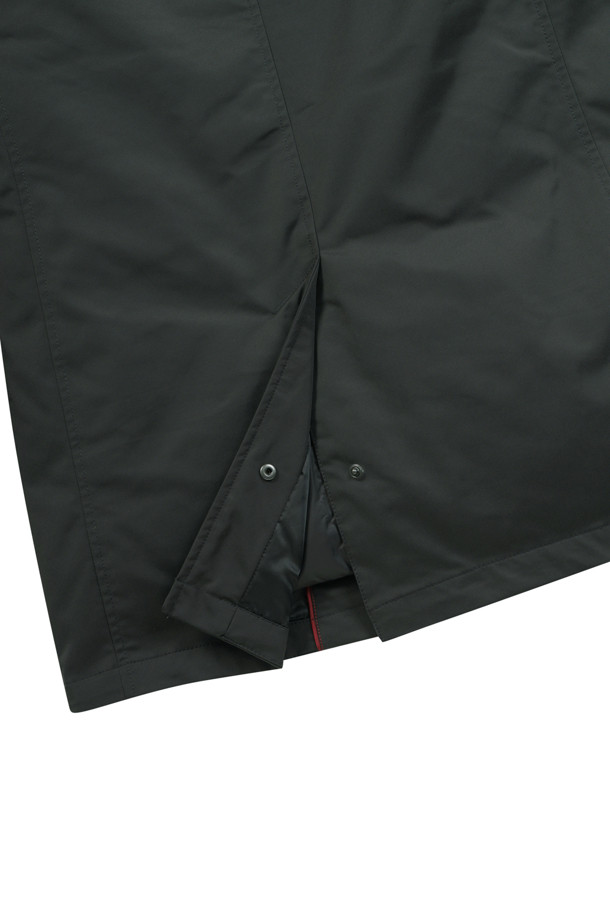 [이노버] 베이직 3-way 다운 코트는 남성 고객을 위한 겨울철 필수 아이템입니다. 비즈니스 캐주얼 및 출근룩에 적합하며, 베이직하고 캐주얼한 스타일을 연출합니다. 허벅지 기장의 레귤러핏 블랙 컬러 다운 코트로, 부드러운 촉감의 폴리에스터 및 나일론 혼방 소재로 제작되었습니다. 보온성을 위한 두꺼운 두께감과 긴 소매, 지퍼 여밈 방식이 특징이며, 3-way 타입으로 내피 분리가 가능합니다. 머스코비덕 다운 충전재(솜털:깃털=80:20)와 코듀로이 배색, 내피 안감 뉴욕 지도 프린팅으로 디자인의 완성도를 높였습니다.
