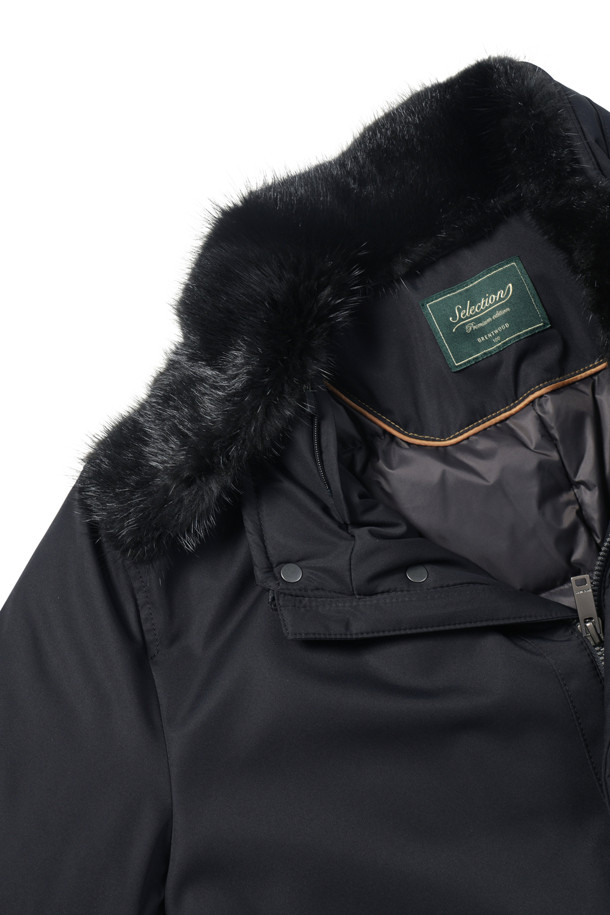 [셀렉션] 칼라 FUR (퍼) 비즈 다운 코트는 겨울철 비즈니스룩을 위한 고급스러운 다운 코트입니다. 머스크랫 퍼 칼라가 탈부착 가능하여 다양한 스타일 연출이 용이하며, 머스코비덕 다운 충전재(솜털:깃털=80:20)로 뛰어난 보온성을 제공합니다. 허벅지 기장의 레귤러핏으로 클래식하고 미니멀한 스타일을 완성하며, 지퍼와 히든스냅 여밈 방식으로 깔끔함을 더했습니다. 무지 디자인에 컬러 파이핑 디테일, 속주머니 지퍼로 실용성을 높여 출근룩과 비즈니스 캐주얼에 적합합니다.
