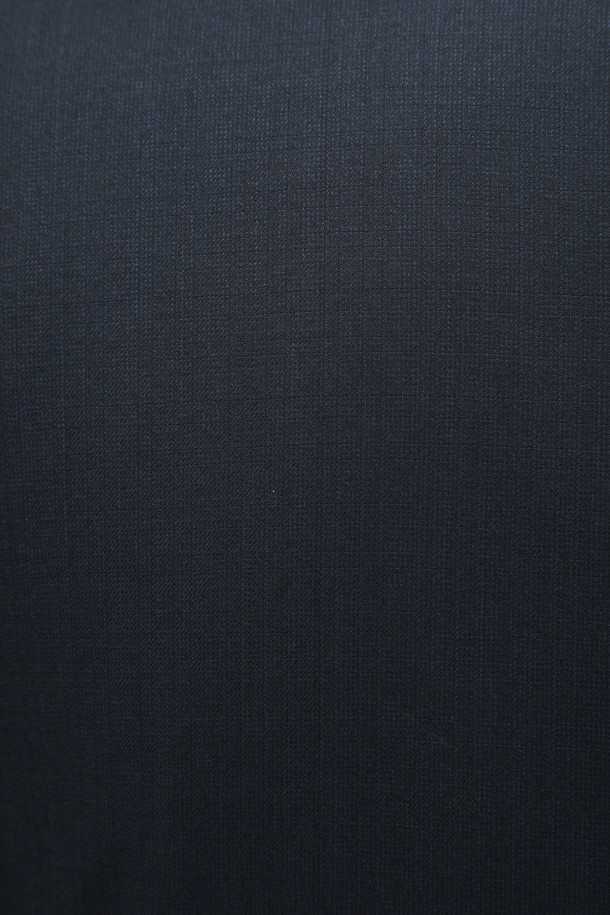 [셀렉션] 170수 울 100 클래식 슈트 재킷은 남성을 위한 포멀 및 예복 스타일의 슈트 재킷입니다. 가을에 적합하며, 마이크로 패턴의 네이비와 블루 컬러로 클래식하고 미니멀한 스타일을 연출합니다. 170수 울 100% 원단으로 제작되어 얇고 부드러운 착용감을 선사하며, AMF 스티치 디테일과 골드 깃털 부토니에 라펠 장식으로 고급스러움을 더했습니다. 싱글 버튼 여밈 방식의 레귤러핏 디자인에 양 사이드 벤트, PB 안감, 땀받이 디테일, 전체 안감 처리로 편안함과 활동성을 높였습니다. 오피스룩, 면접룩, 상견례룩 등 격식 있는 자리에 적합하며, 당신의 품격을 높여줄 아이템입니다.
