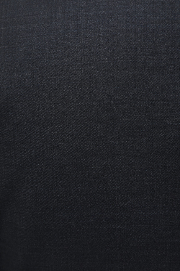 [셀렉션] 울100 마이크로 클래식 슈트 자켓은 남성용 수트 재킷입니다. 가을에 적합하며, 클래식하고 미니멀한 스타일을 연출합니다. 그레이 컬러에 마이크로 패턴으로 디자인되었으며, 레귤러핏과 싱글버튼 여밈 방식입니다. 울 100% 소재로 제작되었으며, 얇은 두께감과 긴 소매 기장이 특징입니다. AMF 스티치, 골드깃털 부토니에, 등판 양사이드 벤트, PB안감, 땀받이 디테일, 전체 안감 등의 섬세한 디테일이 돋보입니다. 오피스룩, 면접룩, 상견례룩 등 다양한 TPO에 활용하기 좋습니다.
