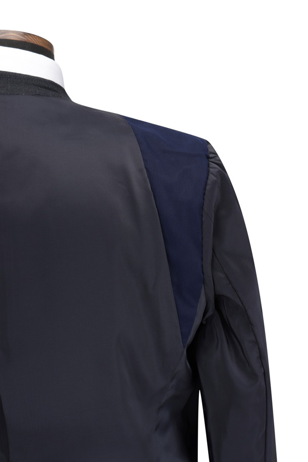 [액션슈트] 울블렌디드 스트라이프 슬림 슈트 재킷은 남성 고객을 위한 모던하고 클래식한 스타일의 슈트 재킷입니다. 네이비 컬러의 스트라이프 패턴이 특징이며, 일상과 비즈니스 모두 활용 가능한 TPO를 제공합니다. 울 소재에 슬림핏으로 제작되어 세련된 실루엣을 연출하며, 가을 시즌에 적합한 두께감입니다. B로고 레드 실링 인장 라펠 장식과 액션밴드 사양, 스트레치 안감 등의 디테일이 돋보입니다. 등판 양사이드 벤트와 전체 안감, 이너 포켓이 있어 편안함과 실용성을 더했습니다.
