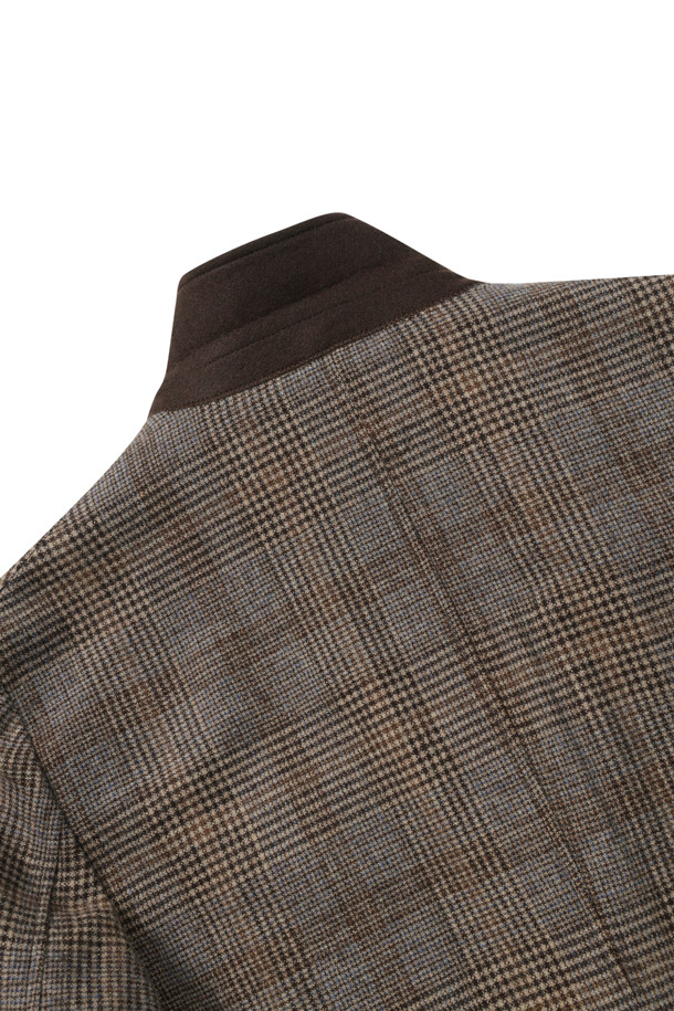 **[블레이저클럽] 울블렌디드 미니멀 자켓**

블레이저클럽의 울블렌디드 미니멀 재킷은 겨울철 데일리룩, 오피스룩, 비즈니스 캐주얼에 모두 잘 어울리는 재킷입니다. 미니멀한 스타일의 테일러드 코트로, 베이지, 브라운, 블루 세 가지 색상으로 출시되었습니다. 슬림핏 디자인에 울 소재를 사용하여 따뜻하고 편안한 착용감을 제공하며, 보통 두께감으로 간절기부터 겨울까지 활용 가능합니다. 글렌체크 패턴과 투버튼 여밈 방식, 긴 소매 디자인이 특징이며, 사이드벤트, 속주머니, 아웃포켓, 부토니에 장식, 퀼팅 안감, 바이린 HAS 충전재 등 다양한 디테일로 완성도를 높였습니다.
