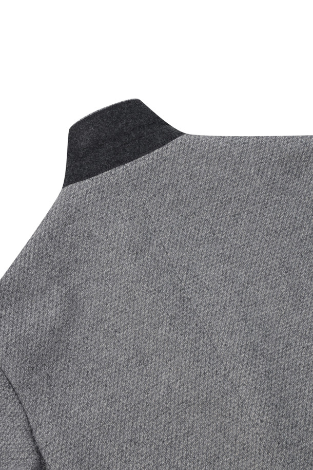 [셀렉션] 울블렌디드 투톤 조직 재킷은 초겨울, 오피스룩, 비즈니스 캐주얼, 모임룩에 어울리는 클래식하고 미니멀한 스타일의 자켓입니다. 레귤러핏으로 제작되었으며, 울 소재에 그레이 컬러의 투톤 조직으로 세련된 느낌을 더했습니다. 테일러드 코트 타입에 투버튼 여밈 방식이며, 전체 안감, 사이드벤트, 플랩포켓, 부토니에 장식, 소뿔 단추, 골드 스티치 디테일이 돋보입니다. 긴 소매 기장의 레귤러 기장으로, 시크한 스타일을 연출하기 좋습니다.
