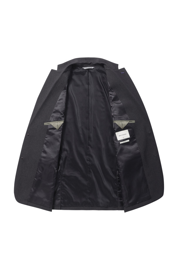 [이지슈트] 마이크로 패턴 재킷 (SET-UP)은 미니멀하고 캐주얼한 스타일을 추구하는 남성분들을 위한 테일러드 자켓입니다. 블랙 색상에 마이크로 패턴으로 은은한 포인트를 주어 데일리룩과 비즈니스 캐주얼, 모임룩 등 다양한 TPO에 활용하기 좋습니다. 슬림핏 디자인에 투버튼 여밈으로 깔끔함을 더했으며, 가을 계절에 적합한 두께감으로 제작되었습니다. 사이드벤트, 부토니에 장식, 전체 안감, 신축성 있는 소재를 사용하여 활동성과 편안함까지 고려했습니다. 긴 소매 기장의 레귤러 기장 자켓으로, 미니멀, 클래식, 캐주얼한 스타일을 연출할 수 있습니다.
