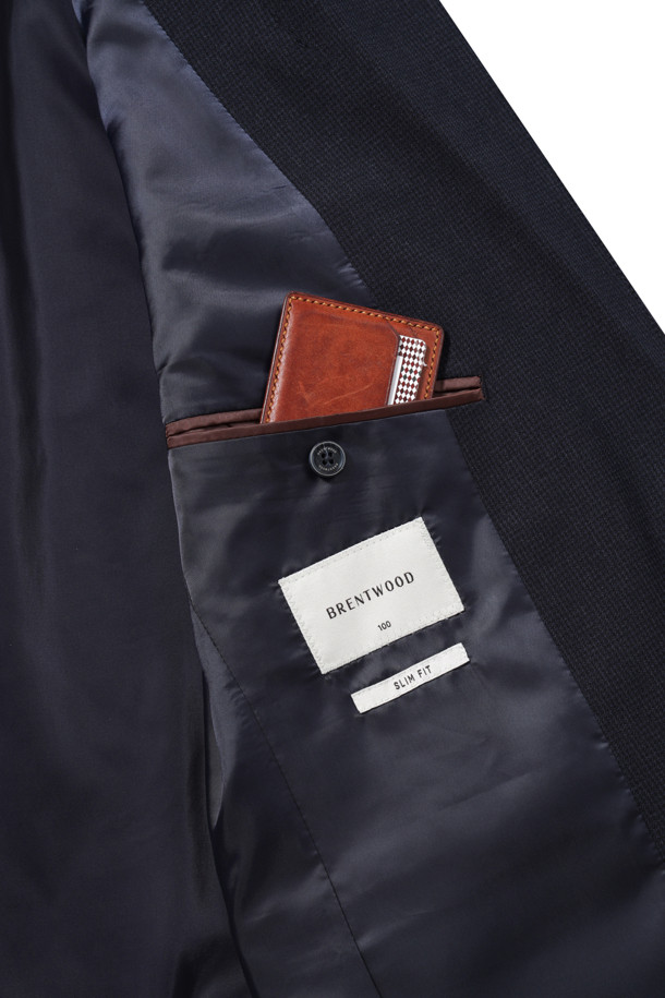 [이지슈트] 마이크로 패턴 재킷 (SET-UP)은 남성용 자켓으로, 가을에 입기 좋은 슬림핏 디자인입니다. 네이비 컬러의 마이크로 패턴이 돋보이며, 테일러드 코트 타입에 투버튼 여밈 방식으로 제작되었습니다. 출근룩, 비즈니스 캐주얼, 모임룩 등 다양한 TPO에 활용 가능하며, 미니멀, 클래식, 캐주얼 스타일을 연출하기 좋습니다. 사이드벤트, 부토니에 장식, 전체 안감, 신축성 있는 소재로 편안함과 활동성을 더했습니다.
