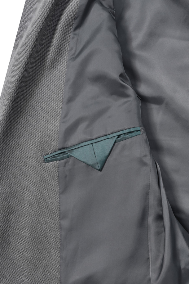 미니멀 조직 솔리드 자켓은 가을 시즌에 어울리는 남성용 테일러드 코트 타입의 재킷입니다. 부드러운 코듀로이 소재에 전체 안감으로 제작되어 편안한 착용감을 선사합니다. 그레이, 네이비 컬러로 출시되었으며, 레귤러핏과 투버튼 여밈으로 미니멀하고 캐주얼한 스타일을 연출합니다. 사이드벤트, 부토니에 장식, 소매 컬러 단추 배색 디테일이 돋보이며, 비즈니스 캐주얼, 출근룩, 모임룩 등 다양하게 활용 가능합니다. 미니멀, 클래식, 캐주얼 스타일을 선호하는 분들께 추천합니다.
