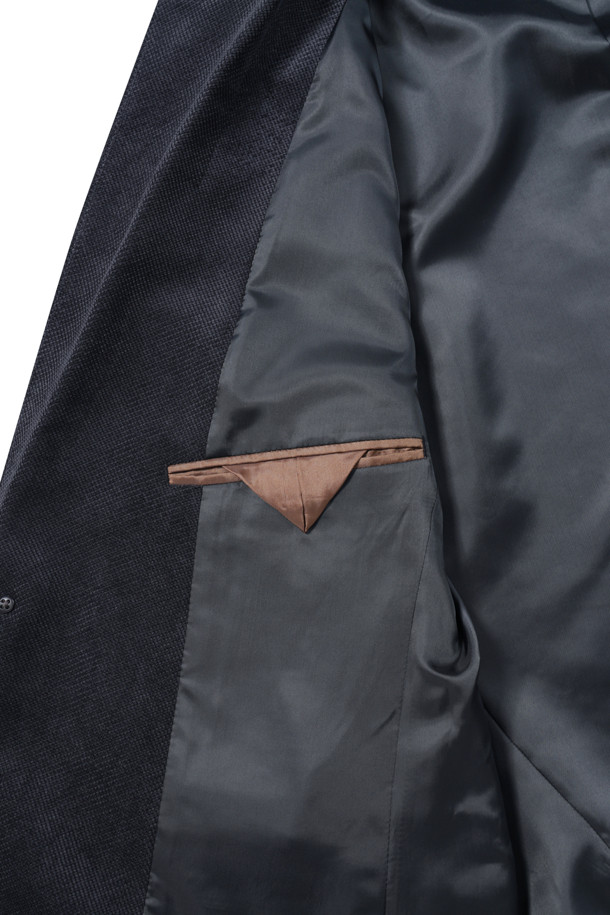 미니멀 조직 솔리드 자켓은 가을 시즌에 어울리는 남성용 자켓입니다. 그레이와 네이비 두 가지 색상으로 출시되었으며, 부드러운 코듀로이 소재로 제작되어 편안한 착용감을 선사합니다. 테일러드 코트 타입에 레귤러 핏으로 제작되었으며, 투 버튼 여밈 방식과 사이드벤트, 부토니에 장식, 소매 컬러 단추 배색 디테일이 돋보입니다. 전체 안감 처리가 되어 있어 고급스러운 마감과 내구성을 갖추었으며, 출근룩, 비즈니스 캐주얼, 모임룩 등 다양한 TPO에 활용하기 좋습니다.
