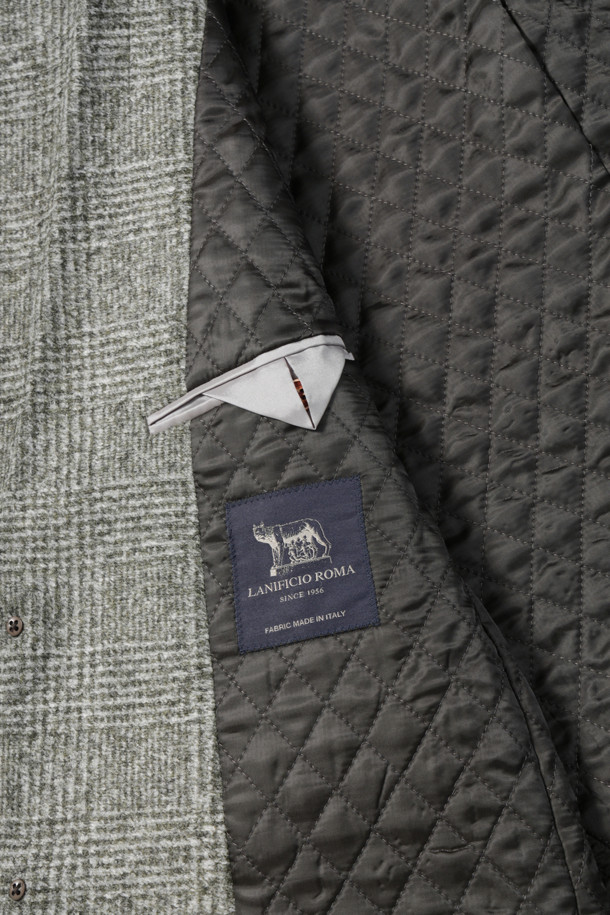 이탈리아 로마사 울 혼방 저지 소재의 울저지 글렌체크 재킷입니다. 카키와 아이보리 두 가지 색상으로 출시되었으며, 겨울철 일상, 오피스룩, 비즈니스 캐주얼에 모두 잘 어울립니다. 클래식, 캐주얼, 미니멀 스타일을 아우르는 디자인으로, 레귤러핏 투 버튼 테일러드 자켓입니다. 바이린 충전재 퀼팅, 부토니에 장식, 소매 컬러 단추 배색, 전체 안감 처리로 고급스러움을 더했습니다. 부드러운 촉감과 레귤러 기장의 긴 소매 디자인으로 편안하게 착용할 수 있습니다.