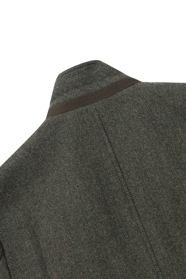 울 블렌디드 헤링본 헌팅 재킷은 클래식과 캐주얼 무드를 넘나드는 겨울철 필수 아우터입니다. 베이지, 카키 두 가지 컬러로 출시되었으며, 레귤러 기장에 투버튼 여밈 방식으로 깔끔한 핏을 선사합니다. 울 소재와 보통 두께감으로 따뜻함을 유지하며, 엘보 패치, 칼라 안쪽 비죠 배색, 아웃포켓, 테일러드 칼라, 바이린 HAS 충전재, 퀼팅 안감, 너트 단추 등 디테일이 돋보입니다. 겨울 데일리룩, 모임룩, 출근룩 등 다양한 TPO에 활용할 수 있는 스타일리시한 재킷입니다.
