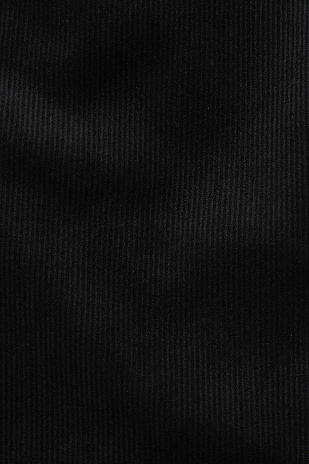 [라이프 퍼포먼스] 솔리드 코듀로이 본딩 팬츠는 겨울철 따뜻하고 편안한 데일리룩을 완성해 줄 바지입니다. 캐주얼, 미니멀, 스포티한 스타일을 모두 소화하며, 스탠다드핏으로 허벅지부터 밑단까지 자연스럽게 좁아지는 실루엣을 연출합니다. 부드러운 코듀로이 소재에 보온성을 높여주는 본딩 안감을 더해, 추운 날씨에도 따뜻하게 착용 가능합니다. 허리 전체 밴딩 처리로 활동성을 높였으며, 다양한 상의와 크로스 코디가 용이합니다. 동네 마실룩이나 산책룩에도 잘 어울리는 실용적인 아이템입니다.
