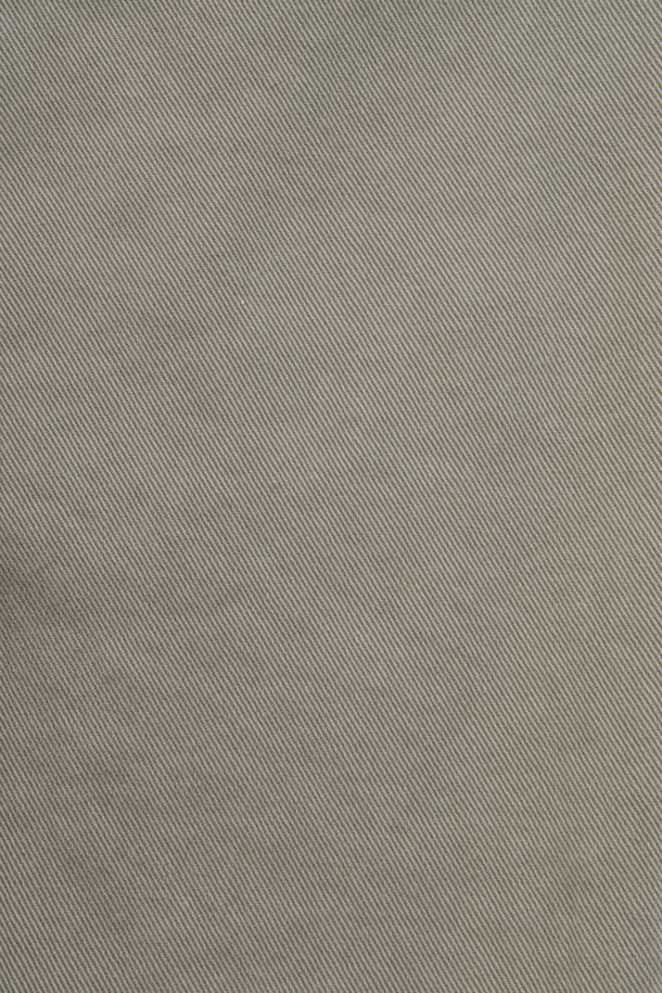 [에센셜스] 컴포치노 기모 팬츠는 추운 겨울에도 따뜻하고 편안하게 착용할 수 있는 기모 팬츠입니다. 부드러운 면, 스판 혼방 소재로 제작되어 뛰어난 착용감을 선사하며, 스탠다드핏으로 어떤 스타일에도 잘 어울립니다. 안감 기모 처리로 보온성을 높였으며, 무지 디자인에 6가지 다양한 컬러 구성으로 폭넓은 선택이 가능합니다. 사이드 히든 밴딩으로 편안함을 더했으며, 뒷주머니 포인트 라벨이 돋보입니다. 일상 및 가벼운 외출 시, 미니멀, 캐주얼, 클래식 등 다양한 스타일로 연출하기 좋습니다.
