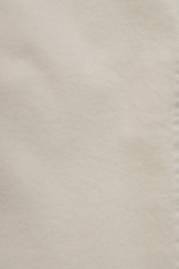 [에센셜스] 컴포치노 기모 팬츠는 추운 겨울, 따뜻하고 편안한 일상과 나들이를 위한 베이직 스타일의 기모 팬츠입니다. 면과 스판덱스 혼방 소재로 부드러운 촉감과 신축성을 제공하며, 허벅지부터 밑단까지 자연스럽게 좁아지는 스탠다드핏으로 제작되었습니다. 두꺼운 두께와 기모 안감으로 보온성을 높였으며, 사이드 히든 밴딩으로 편안한 착용감을 선사합니다. 뒷주머니 하단에 포인트 라벨을 부착하여 미니멀하고 클래식한 디자인을 완성했습니다. 캐주얼, 미니멀, 클래식 스타일을 즐겨 입는 분들께 추천합니다.
